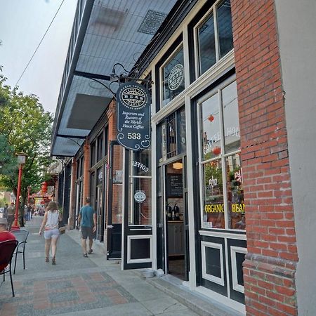 Gorgeous Old Town Condo With Patio And Parking! ビクトリア エクステリア 写真