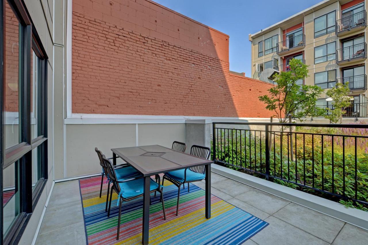 Gorgeous Old Town Condo With Patio And Parking! ビクトリア エクステリア 写真
